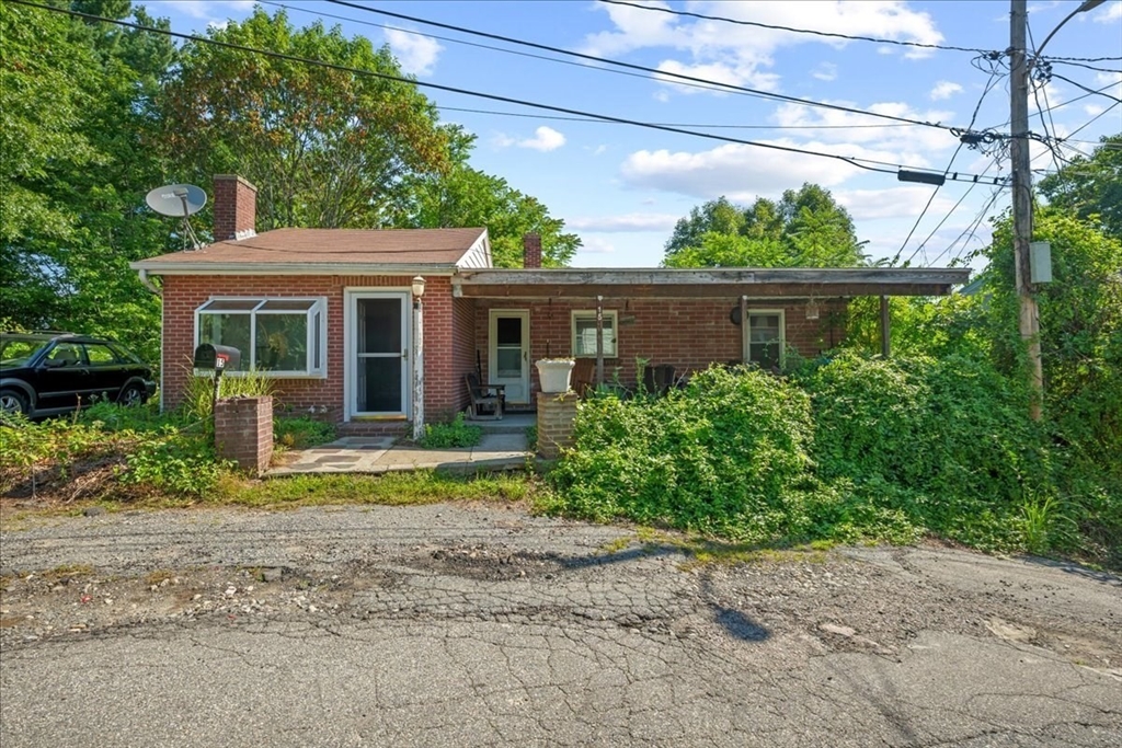 15 Anglin Ln in Shrewsbury