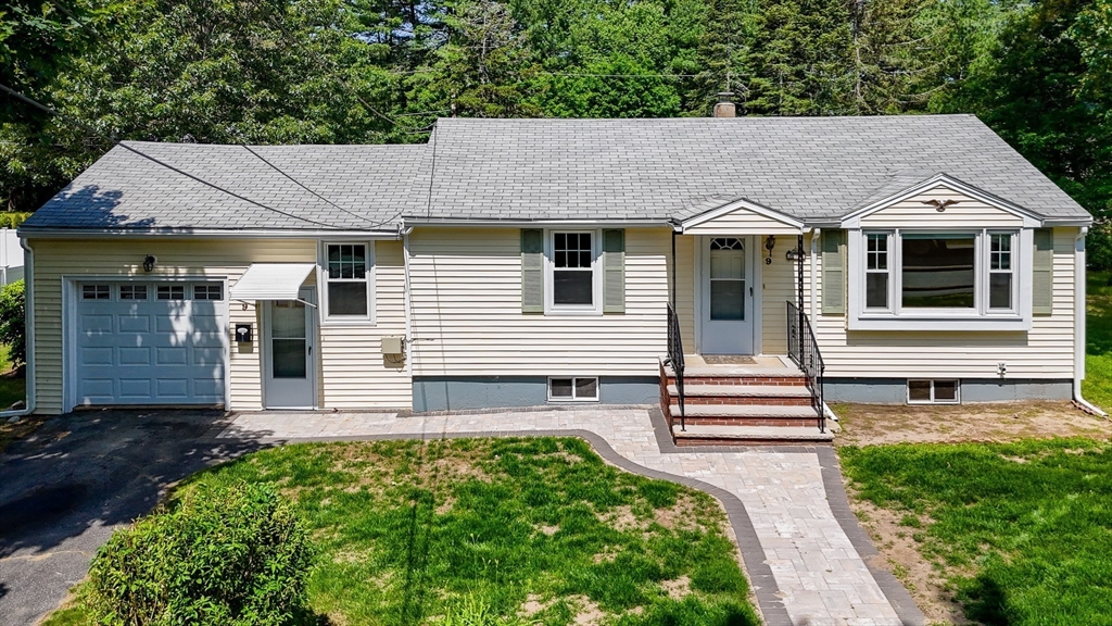 9 Hinckley Rd in Tewksbury