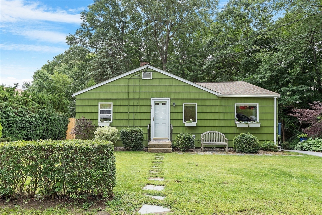 45 Lakeshore Dr in Hudson