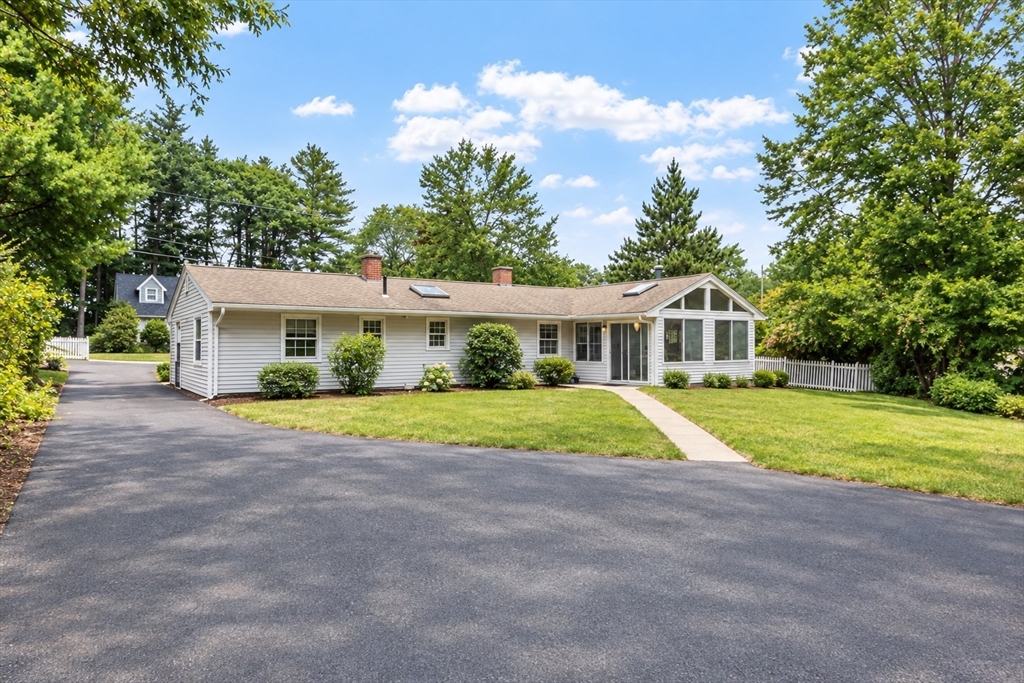 4 Algonquin Rd in Chelmsford