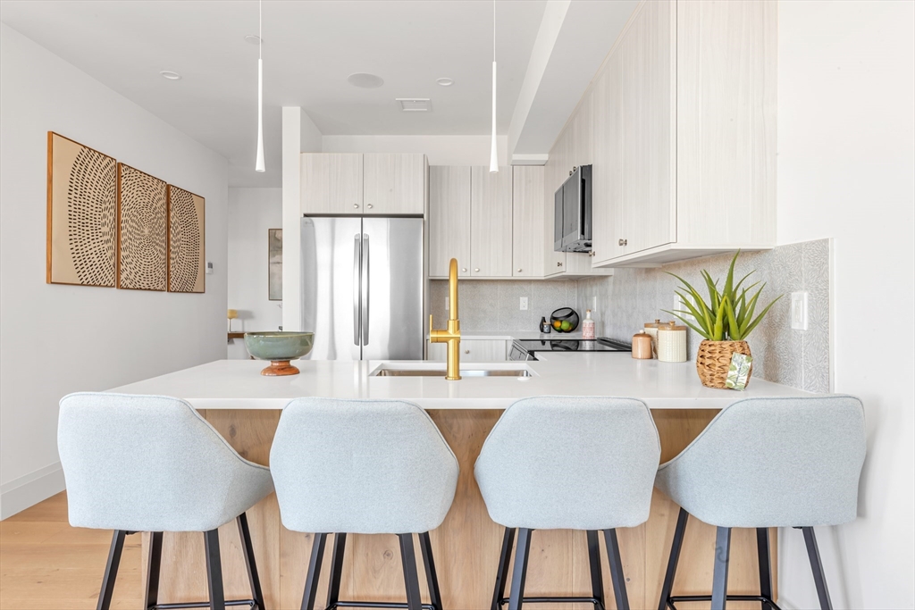 34 OAK Street #202 in Hyde Park