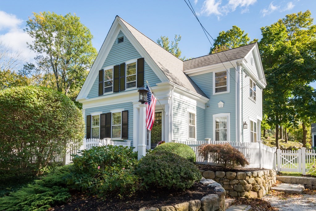 380 Beechwood St in Cohasset