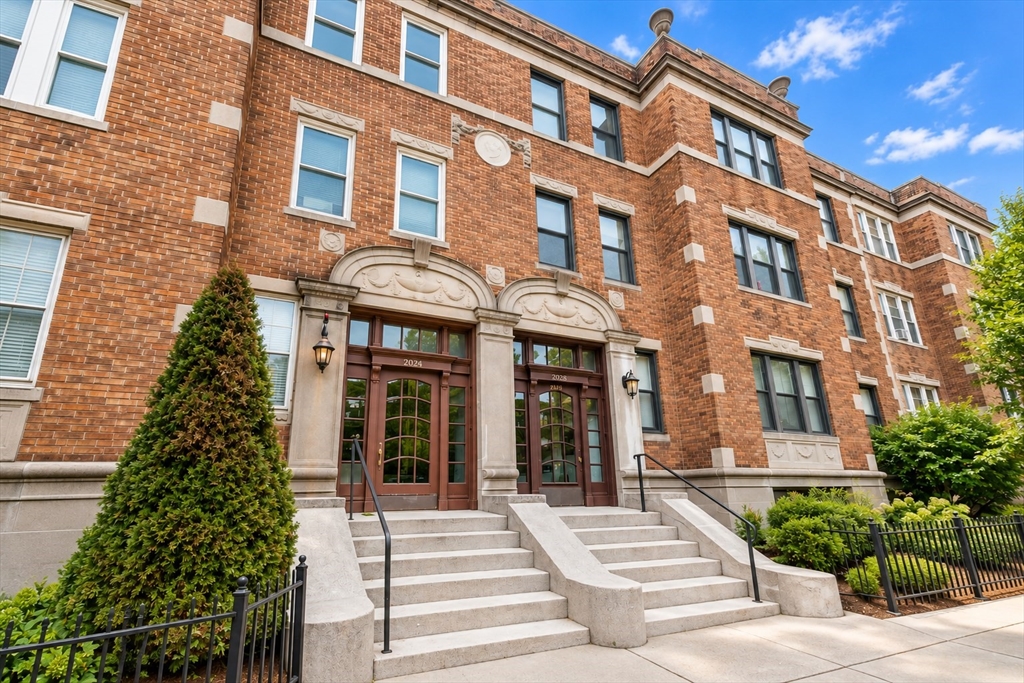 2021 Commonwealth Ave #B in Brighton