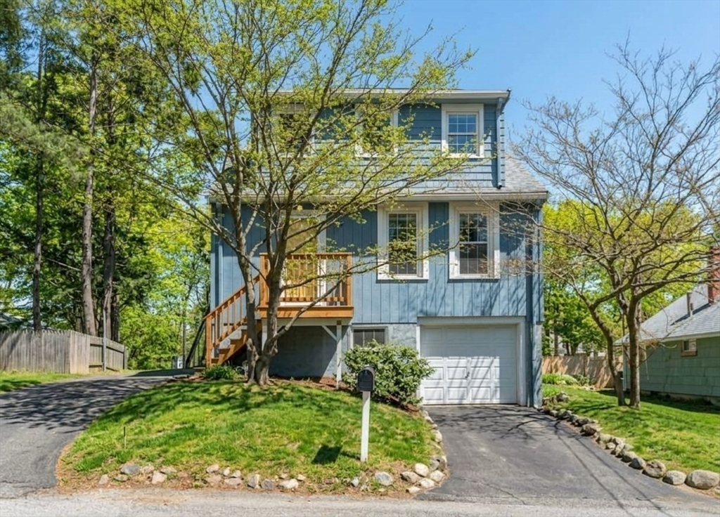 76 E Shore Rd in Holbrook