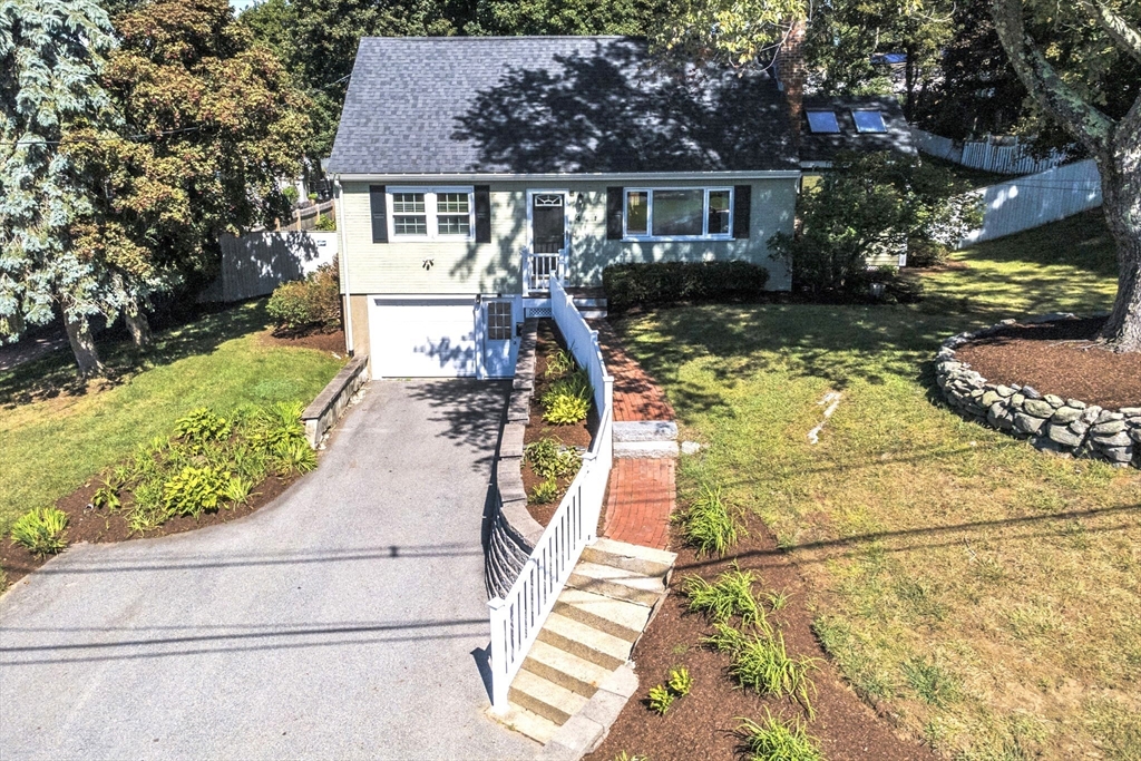 4 Stratton Rd in Hudson