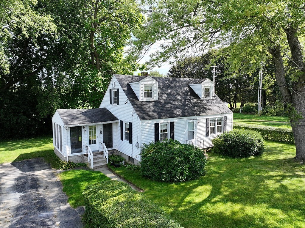 255 Pleasant Street in Lunenburg