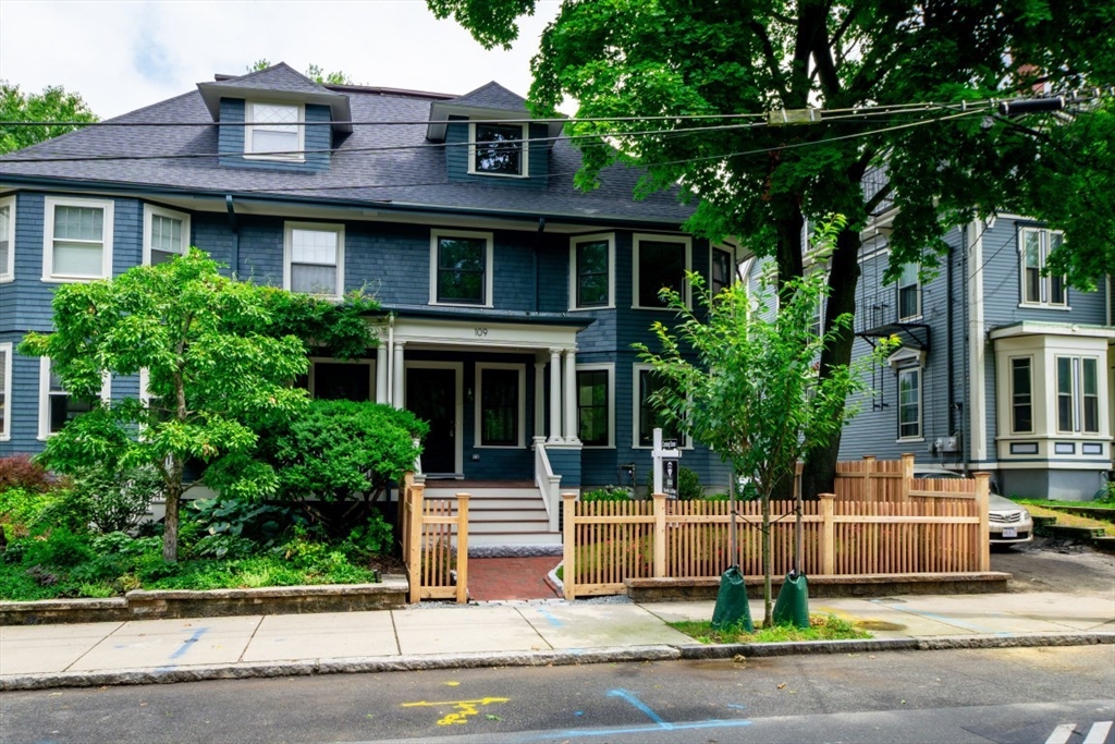 109 Lake View Ave #109 in Cambridge