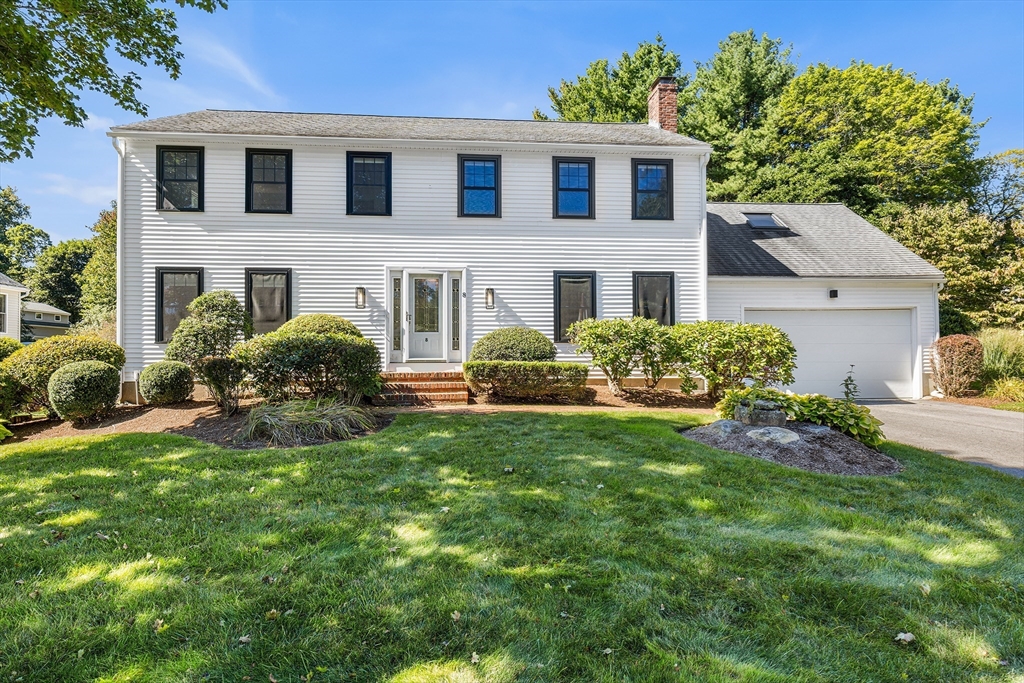 8 Lantern Ln in Shrewsbury
