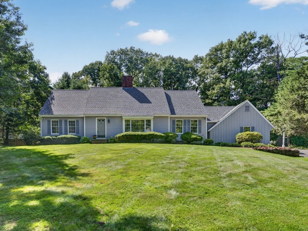 132 Brentwood Cir in North Andover