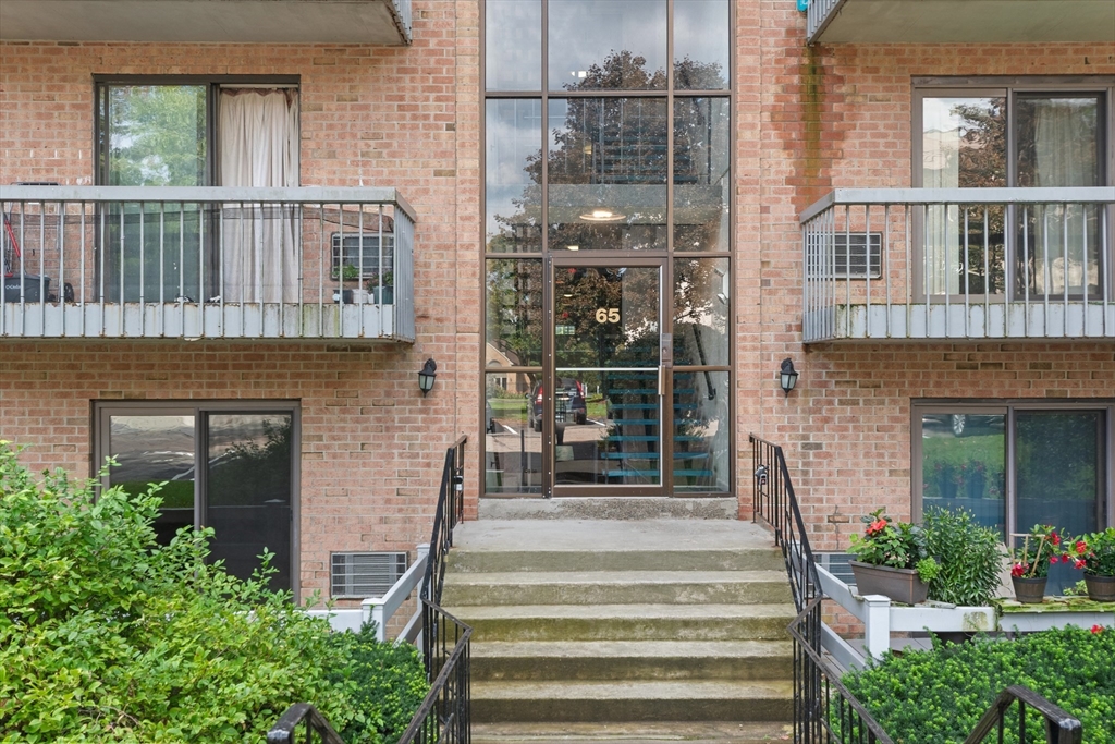 65 Commons Dr #306 in Shrewsbury