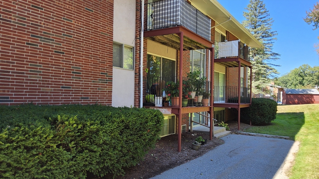 9 Longwood Dr #4 in Andover