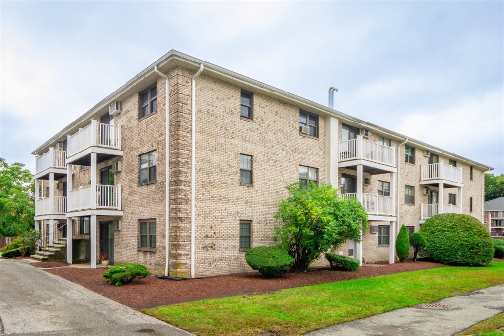 8 Kenmar Dr #64 in Billerica