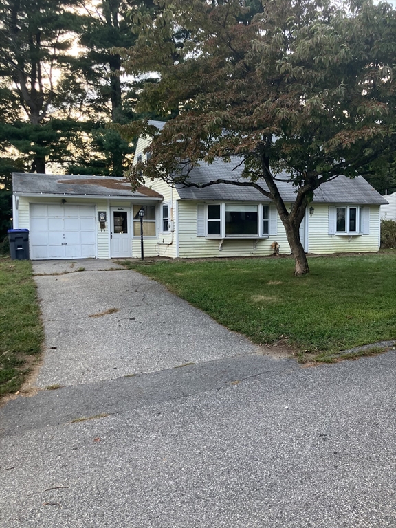 12 Hadley Rd in Methuen