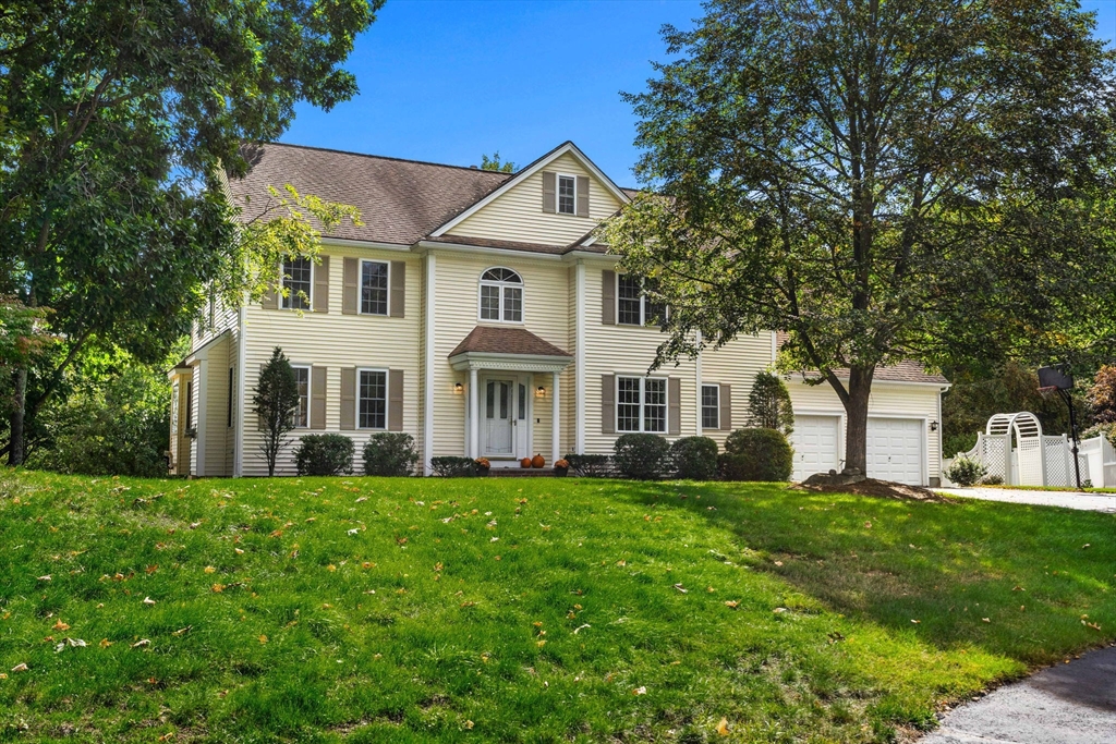 8 Jack Rabbit Ln in Westford