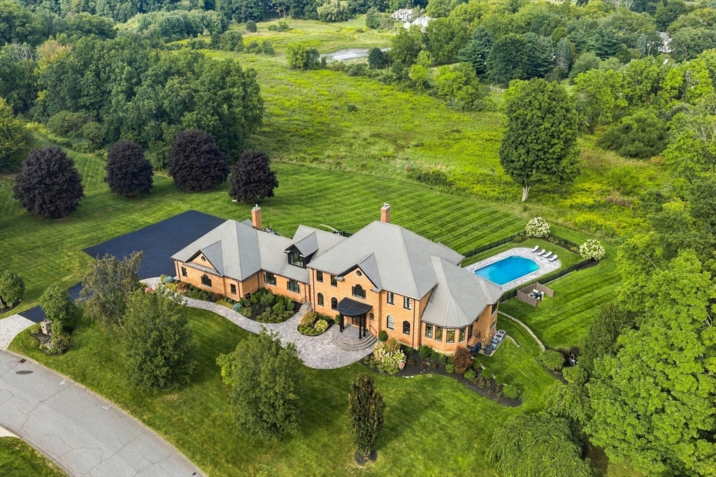 3 Wyndemere Dr in Southborough