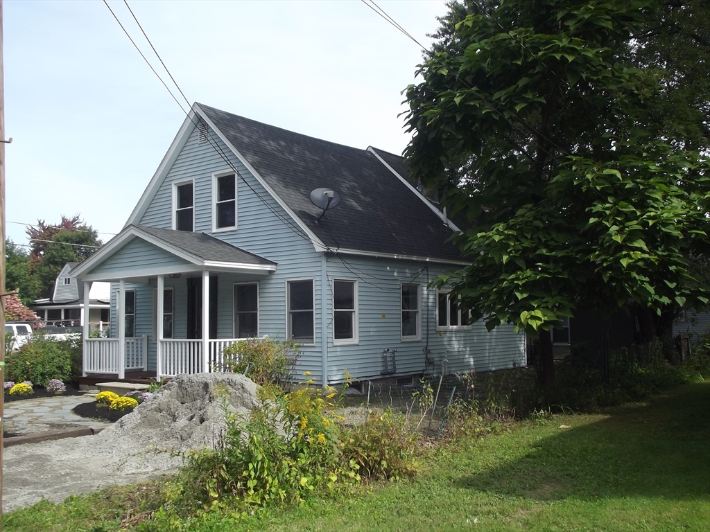 27 Elizabeth St in Lunenburg