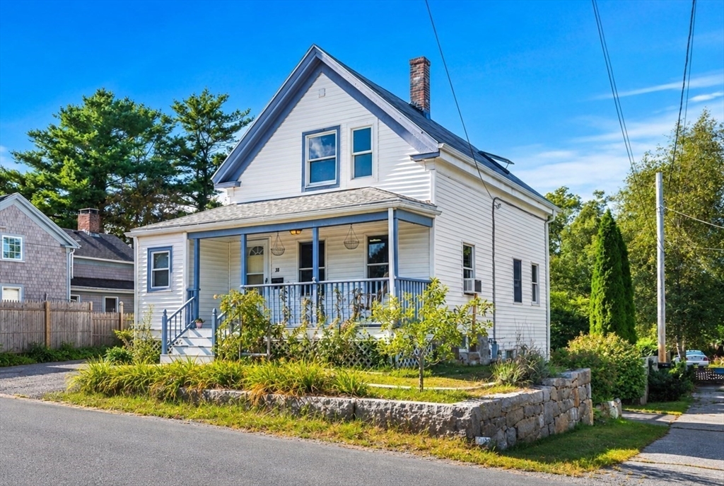 38 Pigeon Hill St in Rockport