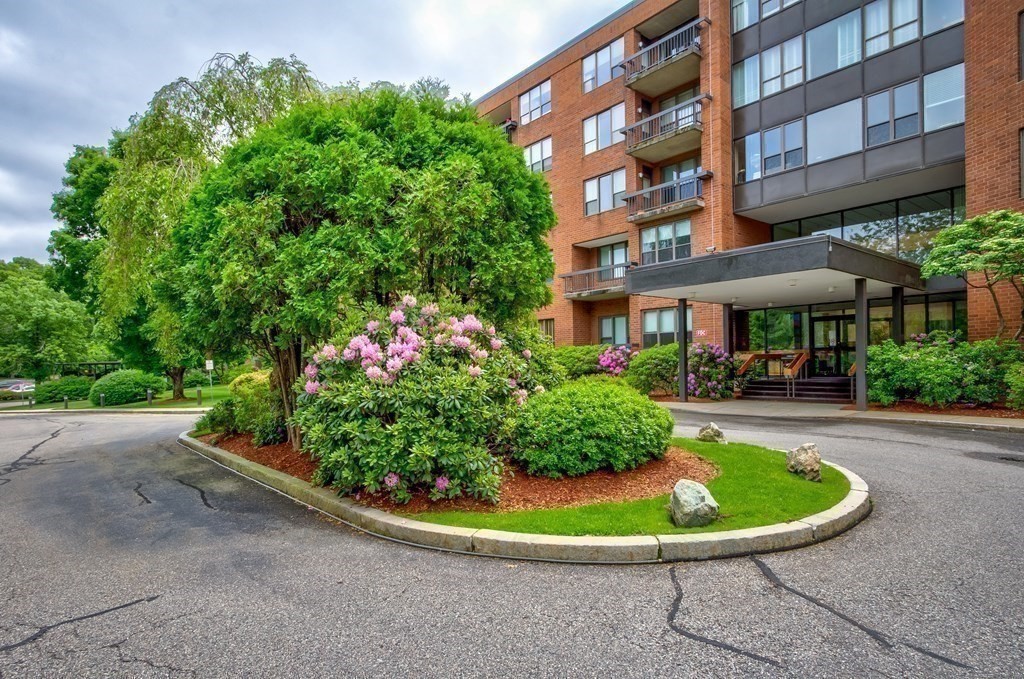 210 Nahanton St #422 in Newton Center