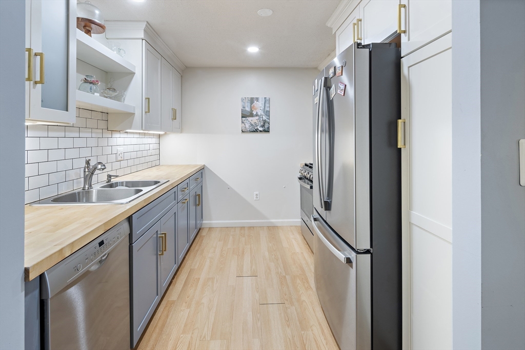 5 Greenbriar Dr #204 in North Reading