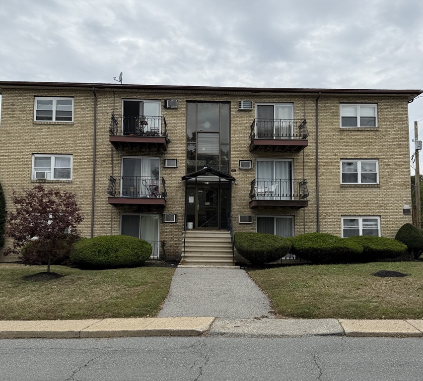 81 High St #4 in Amesbury