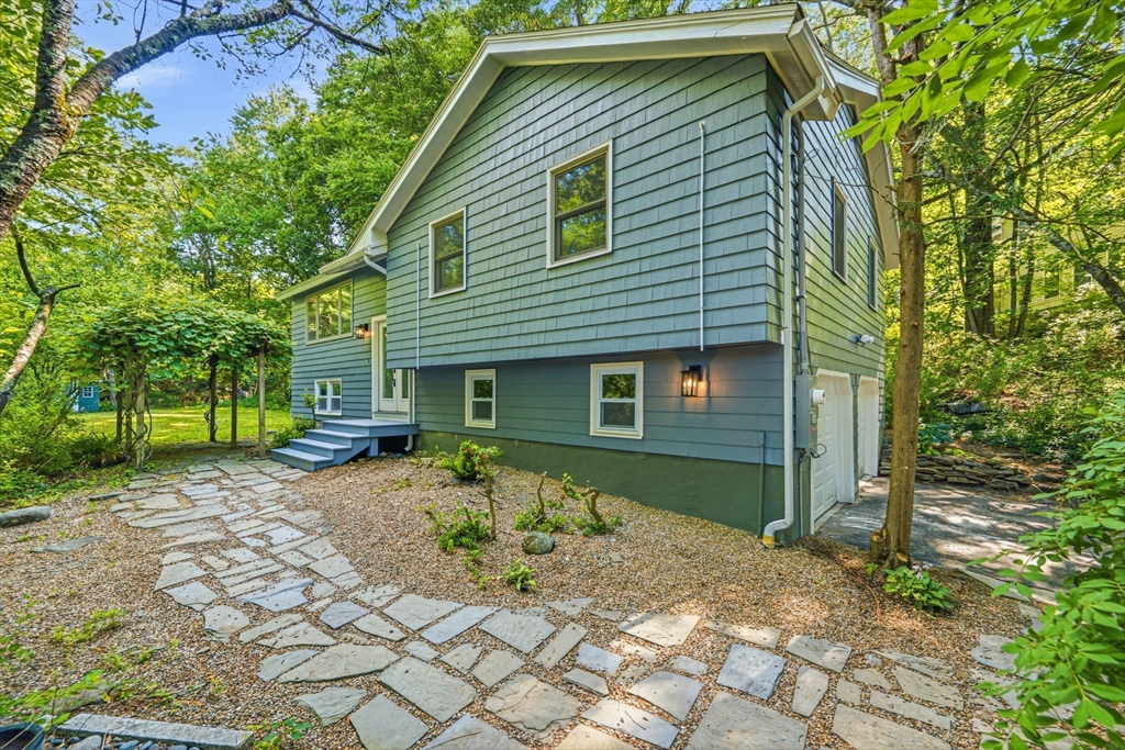 7 Hillcrest Dr in Acton