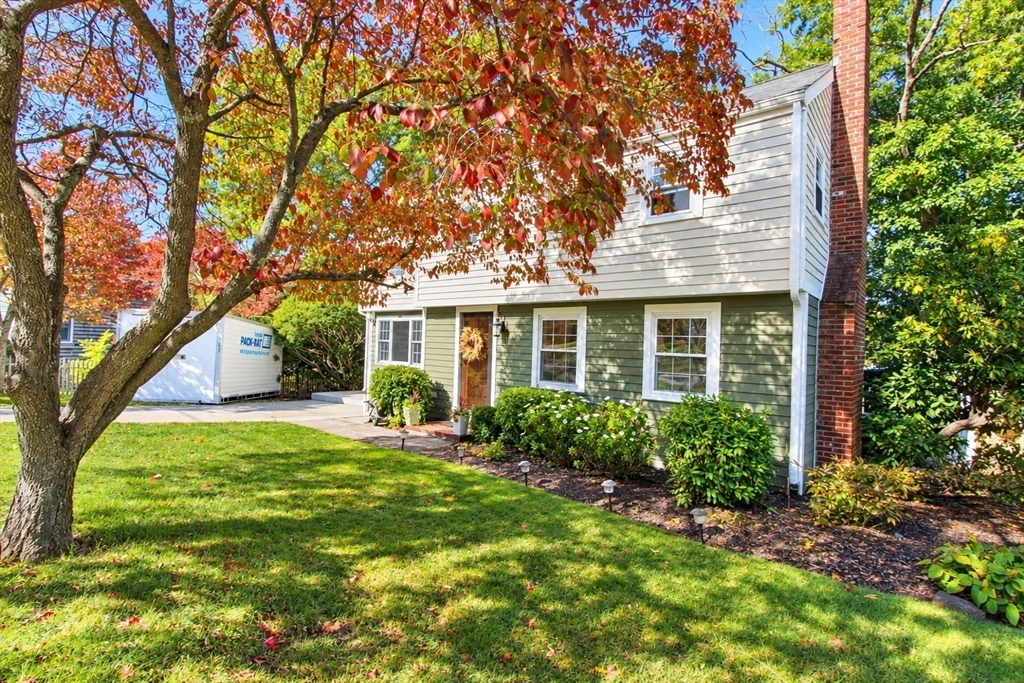 31 Governor Andrew Road in Hingham