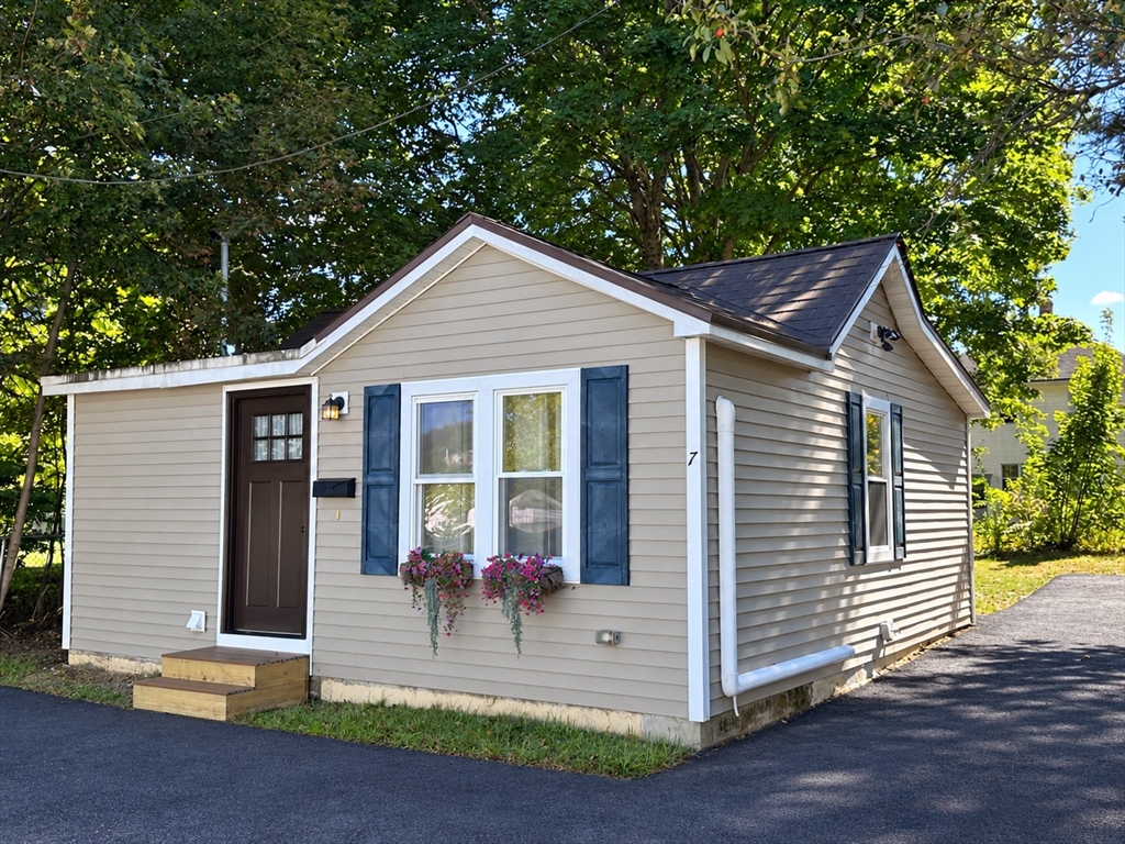 7 Myers St in Uxbridge