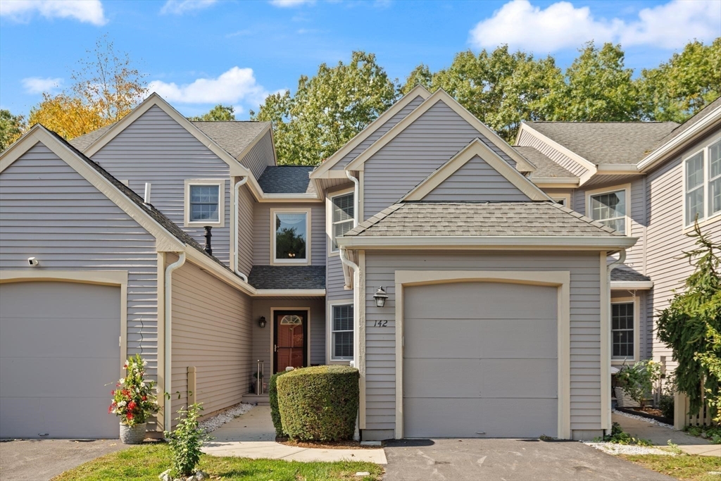 142 Cannon Forge Dr #142 in Foxboro