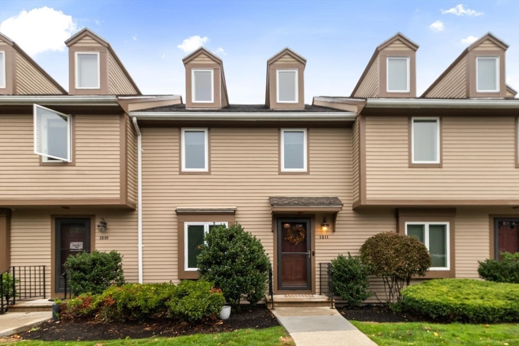 1211 Sheffield Way #1211 in Saugus