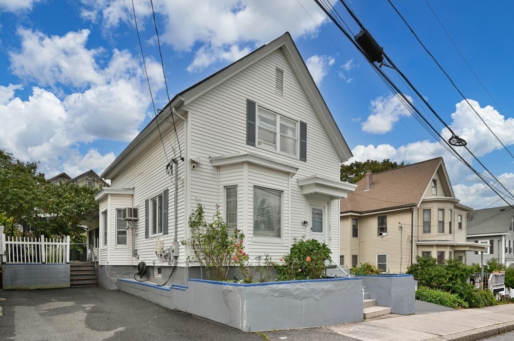 55 Arlington St in Lowell