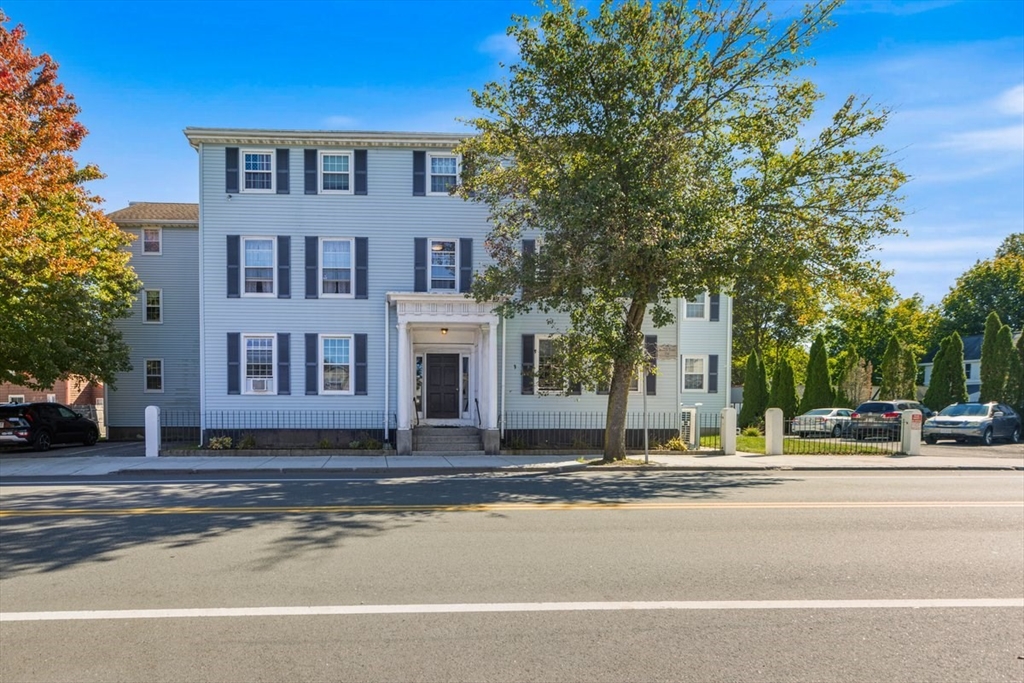 75 Cabot St #8 in Beverly