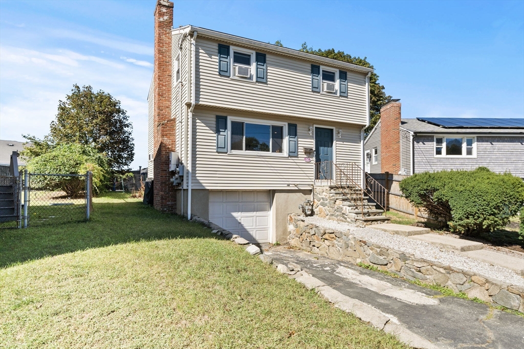 18 Thompson Ln in Lynn