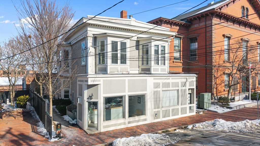 68 Pleasant St #2 in Newburyport