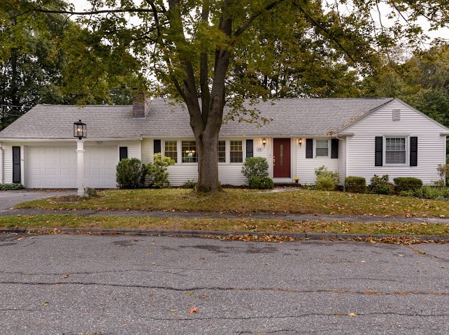 35 Vista Dr in Shrewsbury