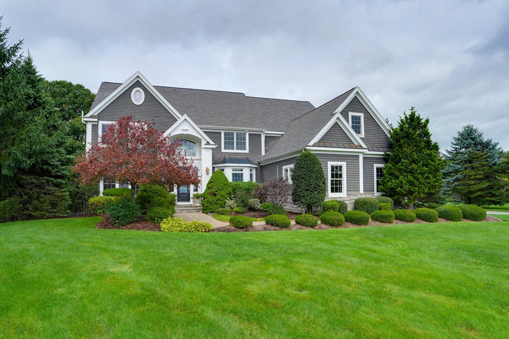 4 Nipmuc Ln in Southborough
