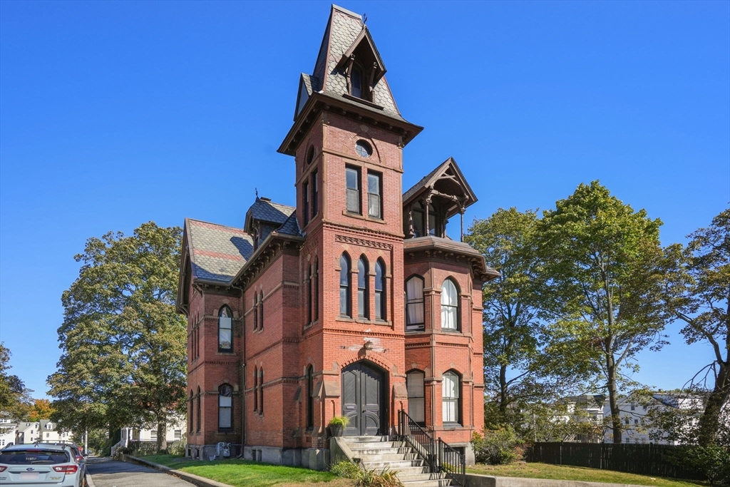 8 Claremont St #3A in Worcester
