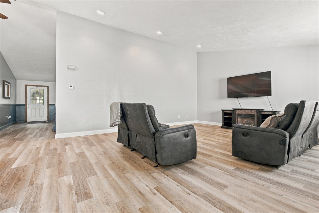 48 Lovering St #8 in Medway