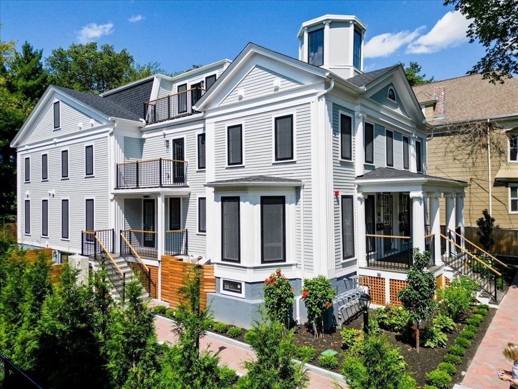 305 Chestnut Ave #6 in Jamaica Plain