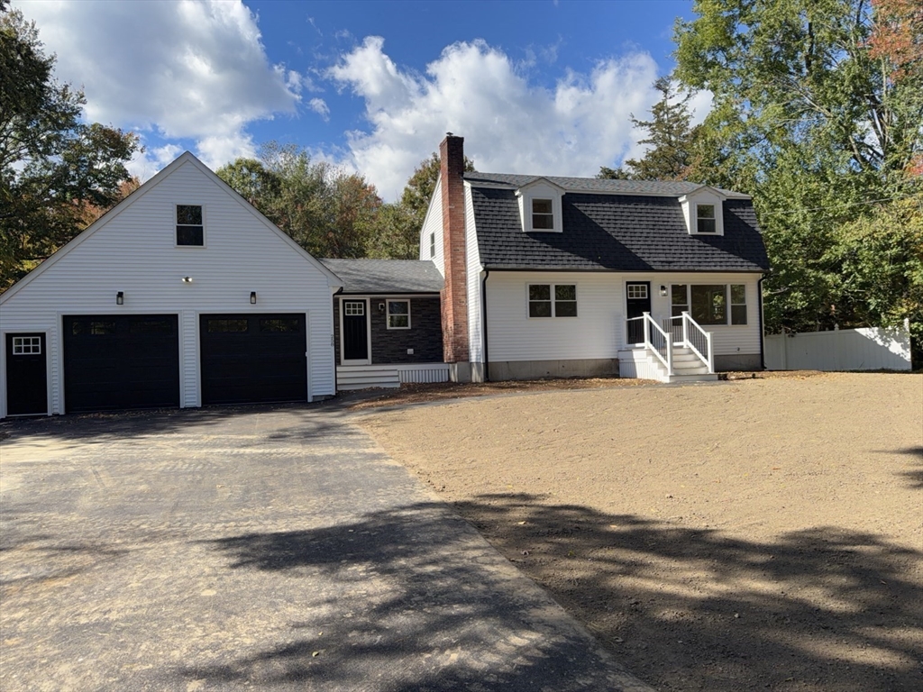 258 Poquanticut Ave in North Easton