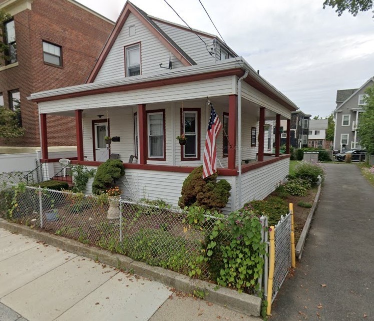 14 Irwin St in Winthrop