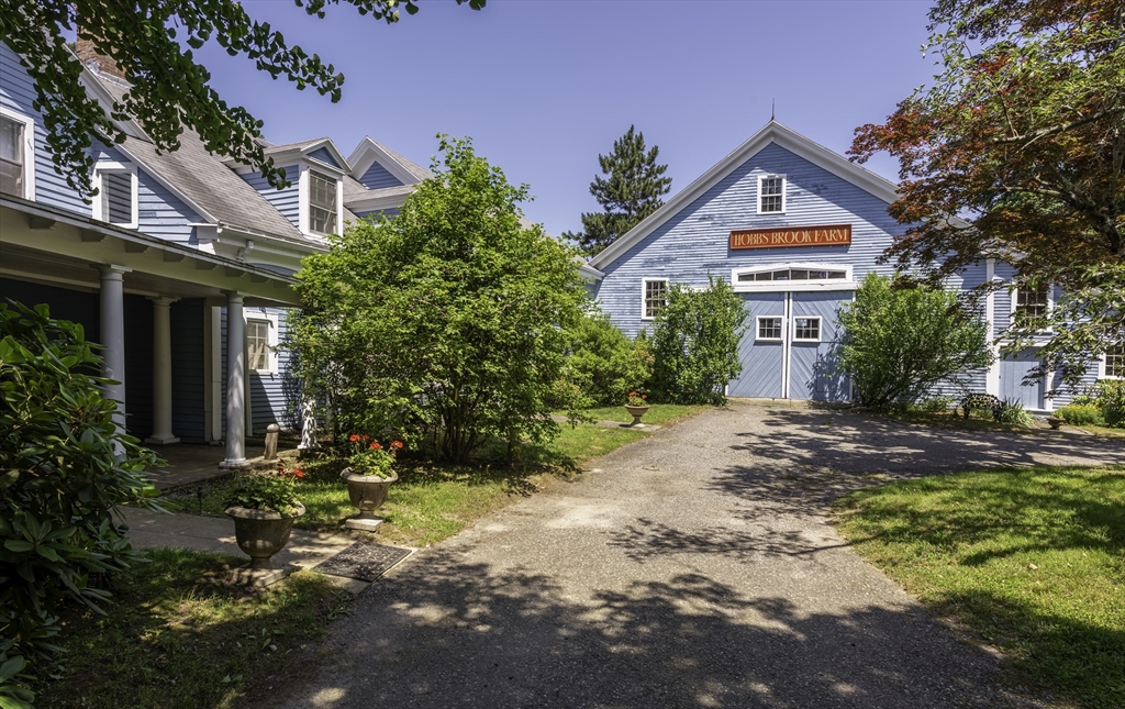 10 Reiling Pond Rd in Lincoln