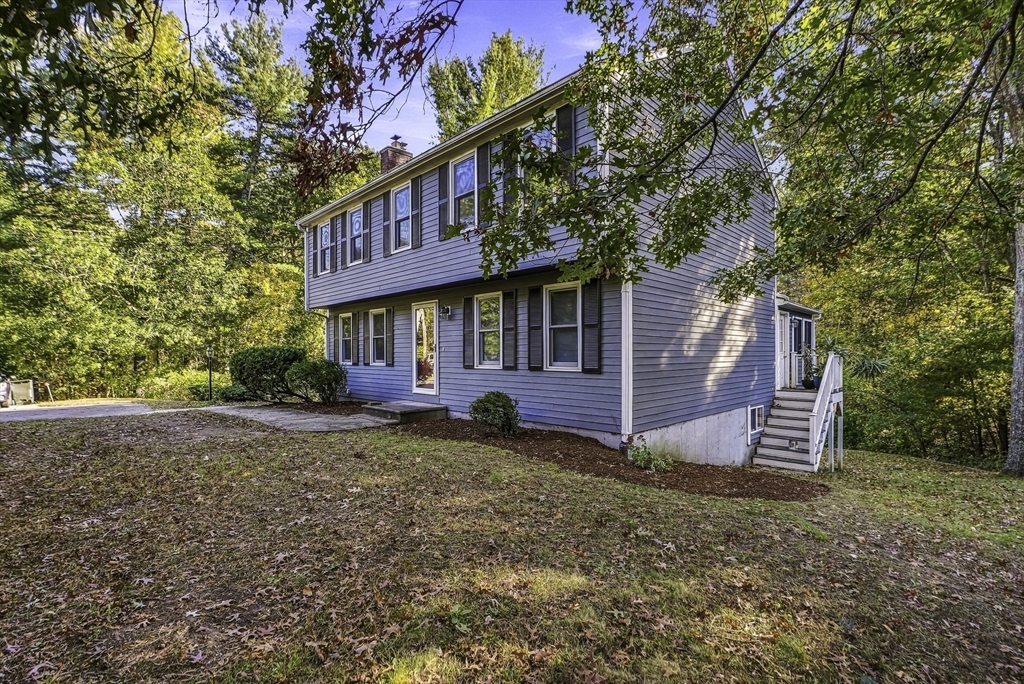 565 Hartford Ave E in Uxbridge