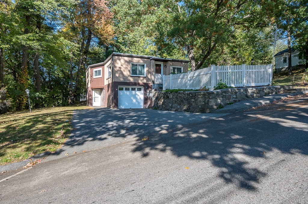32 Tyson Rd in Worcester