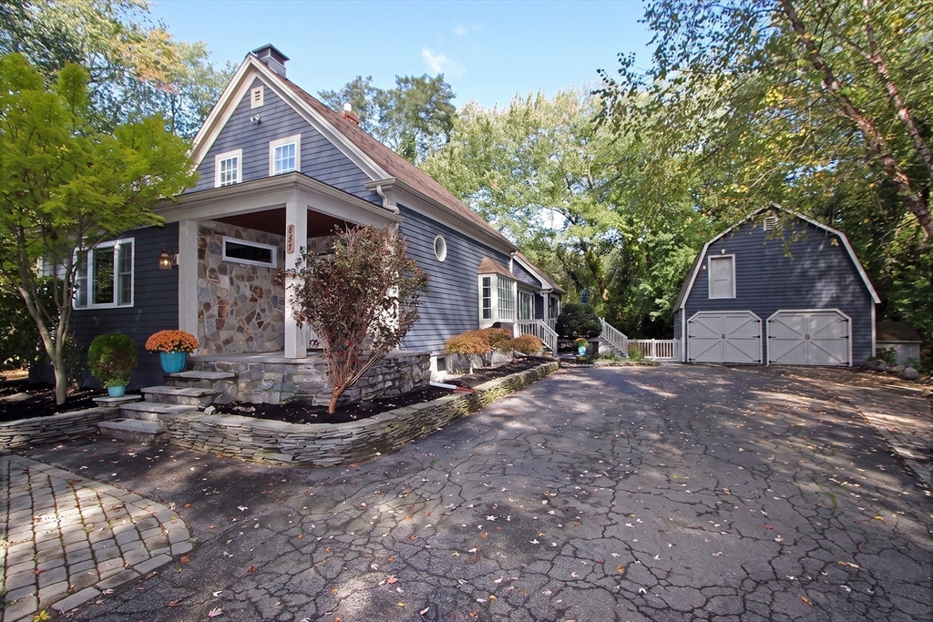427 Bedford Street in Lakeville