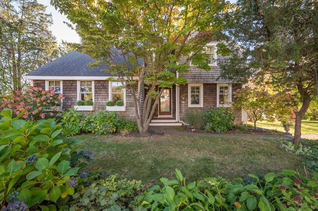 1 Beachview Ln in Ipswich