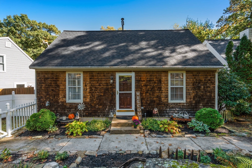 4 Williamsburg Dr in Uxbridge