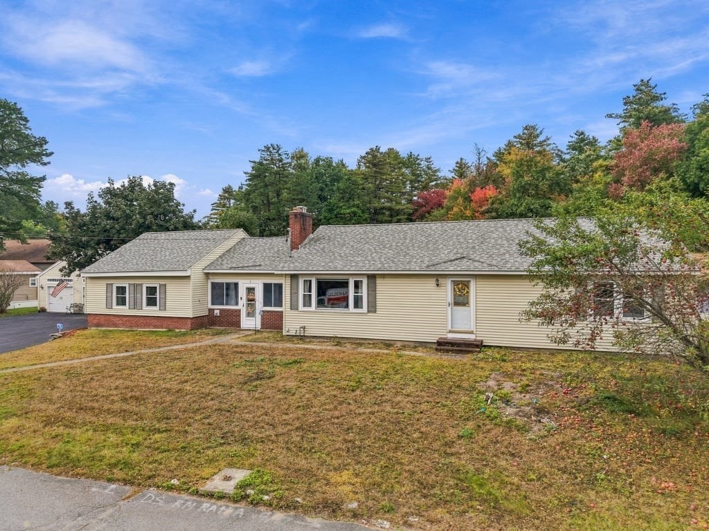 6 Oakhurst Street in Ayer