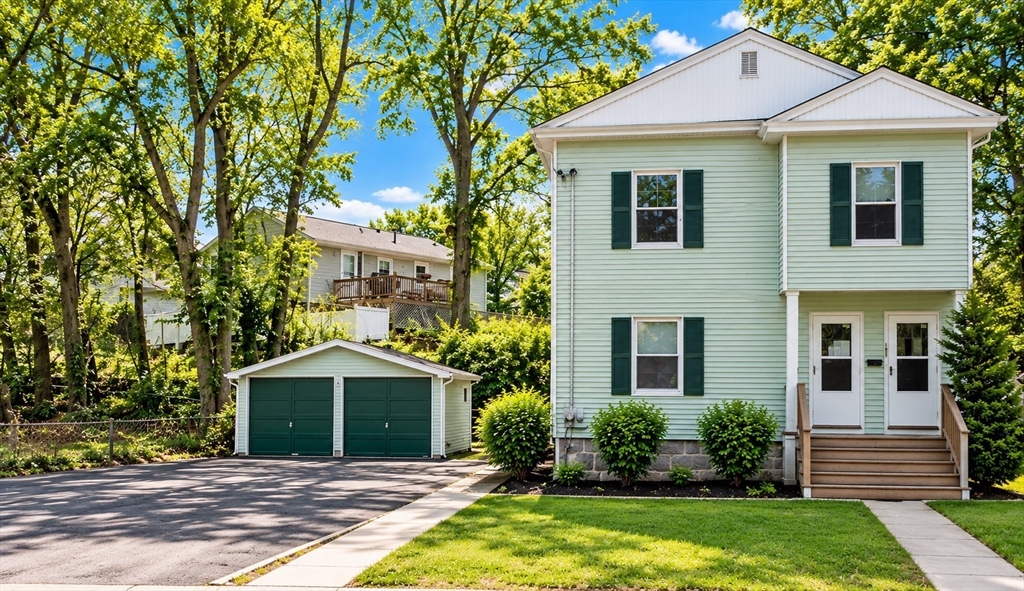 139-141 Middlesex St in North Chelmsford