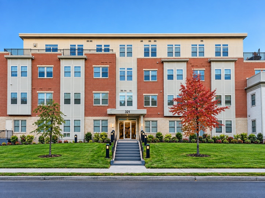 321 Hammond Pond Pkwy #103 in Chestnut Hill