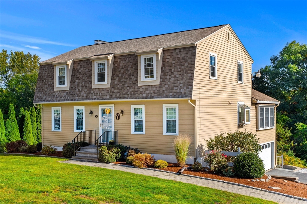 30 Tadmuck Road in Westford
